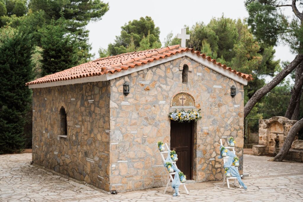 Στιγμιότυπο από βάπτιση στο εκκλησάκι του κτήματος La Foret στην Αττική