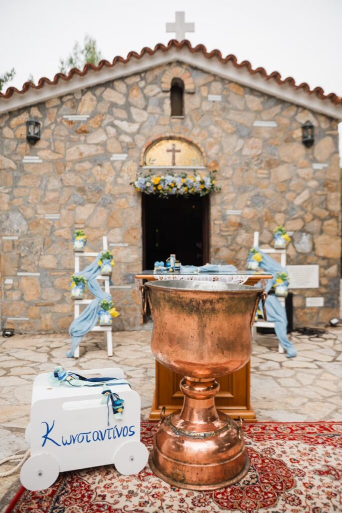 Επαγγελματική φωτογράφιση βάπτισης στο κτήμα La Foret με καταπράσινο εξωτερικό χώρο