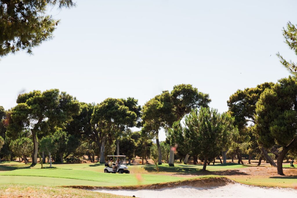 Φωτογράφιση Βάπτισης στο Golf Γλυφάδας με φυσικό φως και πράσινο σκηνικό.