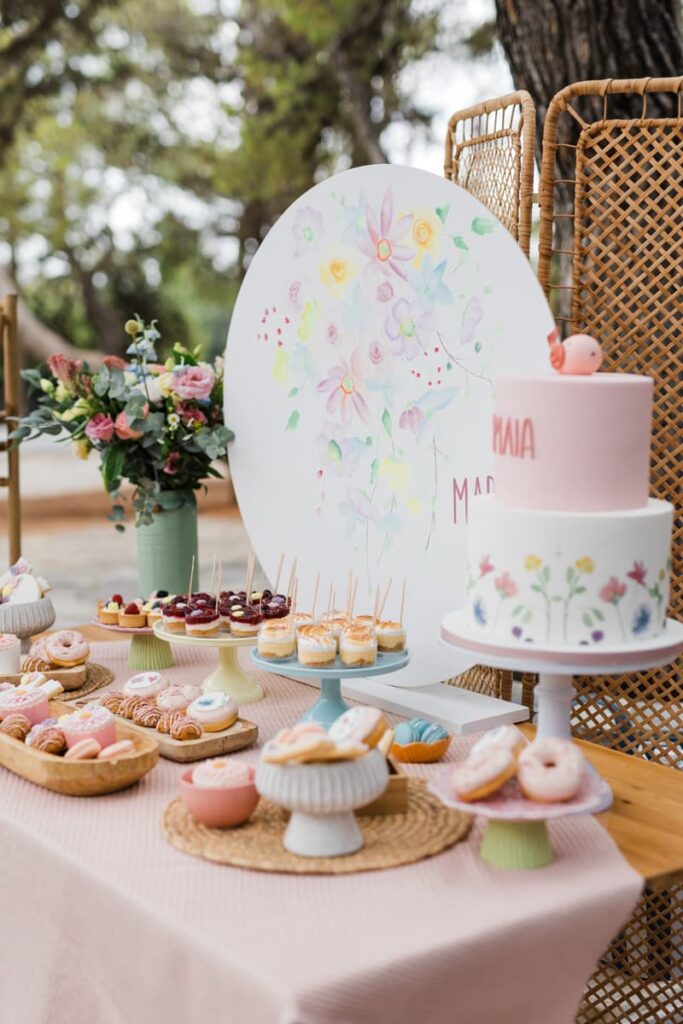 Παστέλ στολισμός βάπτισης για κορίτσι με θέμα πουλάκια