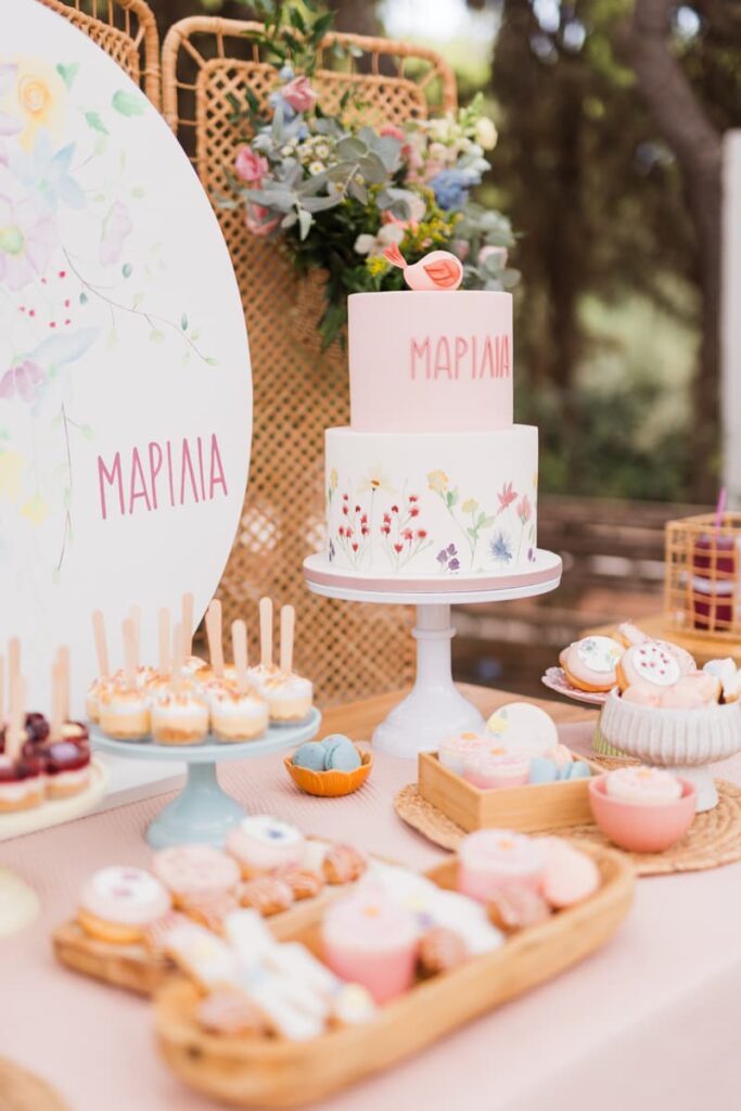 Candy bar βάπτισης με ορτανσίες και τριαντάφυλλα στο Καβούρι.