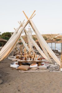 Boho Βάπτιση στην Παραλία: Φωτογραφίζοντας ένα Καλοκαιρινό Όνειρο