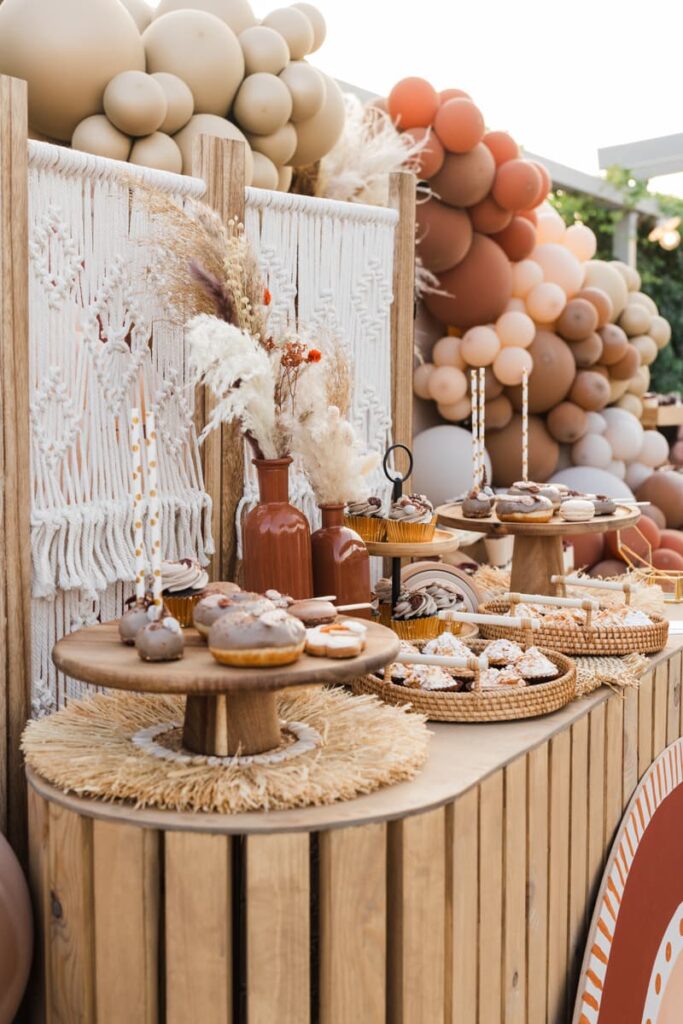 Rustic candy bar βάπτισης στην παραλία με ξύλινες λεπτομέρειες