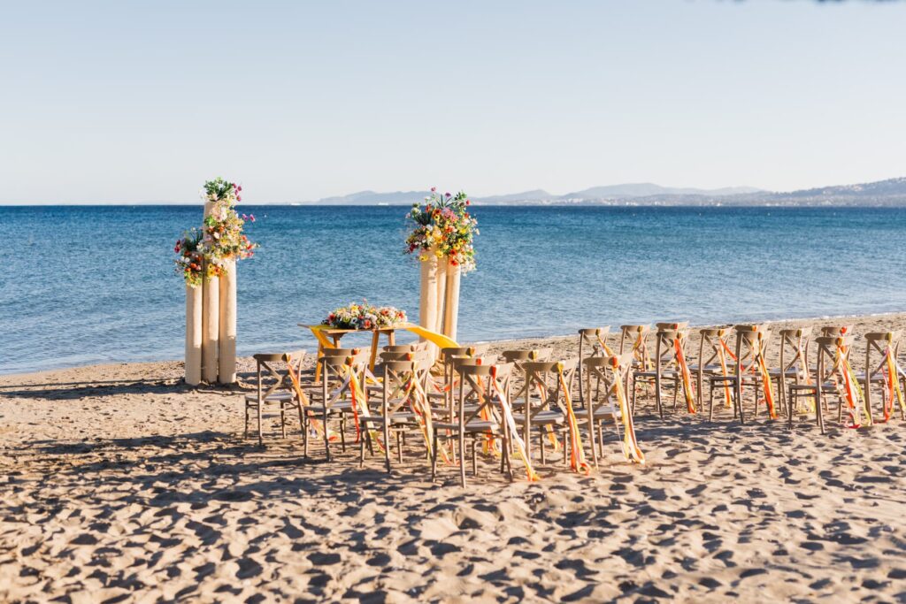 Διακόσμηση βάπτισης στην παραλία boho στυλ με λουλούδια