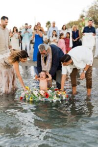 Βάπτιση στη Θάλασσα: Μια Μοναδική Εμπειρία μέσα στο Νερό