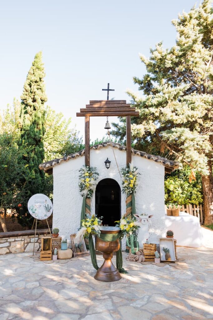 Εξωτερικός στολισμός εκκλησίας με θέμα Llama στο Κτήμα Santa Maria